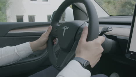 Conductor-Escéptico-Cauteloso-Con-El-Piloto-Automático-De-Tesla