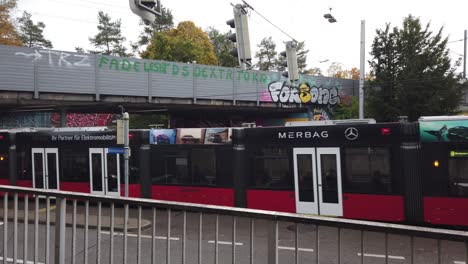 Die-Rote-Straßenbahn-überquert-Eine-Brücke-Mit-Graffiti-Im-Berner-Stadtteil-Bumpliz-In-Der-Schweiz