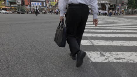 Hombre-De-Negocios-Japonés-En-Shibuya-Cruzando-Tokio,-Japón