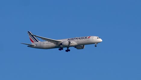 Footage-of-air-france-boeing-777-on-final-approach-to-land
