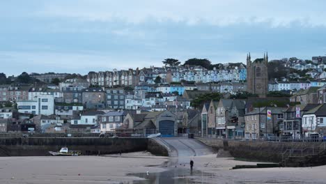 St-Ives-town,-popular-holiday-destination-in-Cornwall,-England
