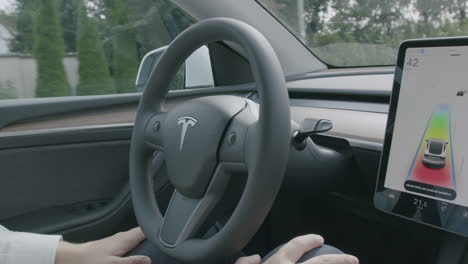 Mühelose-Reise:-Der-Fahrer-Fährt-Freihändig-In-Einem-Tesla-Mit-Autopilot