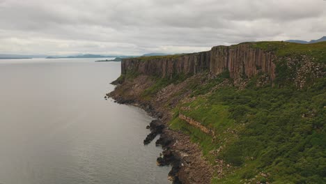 Aerial-Along-Cliffs-Of-Scottish-Coast,-Near-Kilt-Rock-On-Isle-Of-Skye,-Scotland,-United-Kingdom
