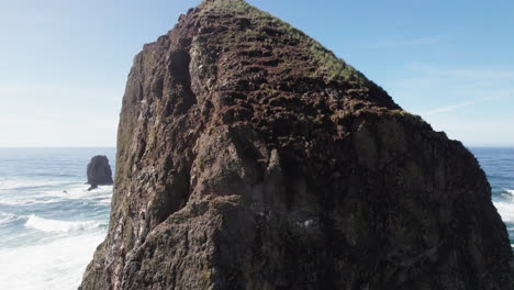 Wellen-In-Der-Ferne-Passieren-Riesige-Felsformationen-An-Der-Küste-Von-Oregon