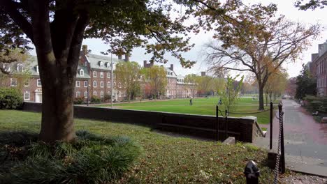Universidad-De-Delaware,-El-Patio-Principal-Verde-En-Un-Día-Nublado-De-Otoño:-Toma-Lenta-Muy-Larga-Que-Revela-El-Campus