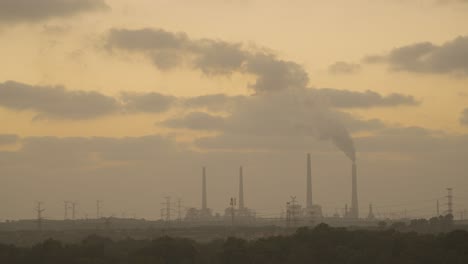 Zeitraffer-Eines-Kohlekraftwerks-Bei-Sonnenuntergang,-Israel