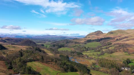 Wunderschöne-Landschaft-In-Schottland,-Luftaufnahme-Eines-Dorfes-In-Schottischer-Landschaft,-Grüne-Natur-Und-Berge