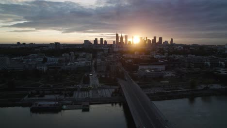 Luftbild-Der-Stadt-Warschau-An-Einer-Brücke-Am-Weichselufer-Bei-Sonnenuntergang