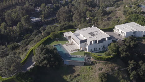 4K-Drohnenaufnahme-Eines-Riesigen-Herrenhauskomplexes-In-Beverly-Hills,-Kalifornien