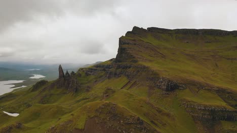 Drone-Flight-Of-The-Old-Man-Of-Storr-And-Panoramic-View-Of-Skye-Island,-Scotland,-United-Kingdom