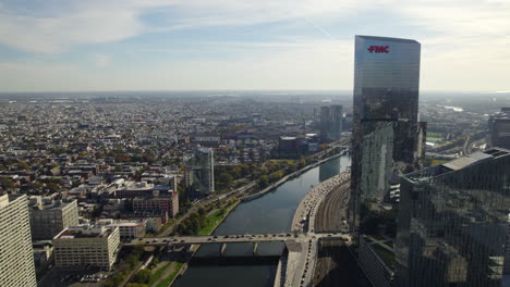 Aerial-pan-shot-of-the-FMC-Tower-and-the-skyline-of-Philadelphia,-in-sunny-USA