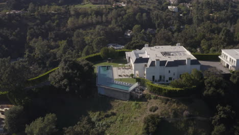 4K-Drohnenaufnahme-Eines-Riesigen-Herrenhauskomplexes-In-Beverly-Hills,-Kalifornien