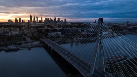 Hyperlapse-Der-Brücke-An-Der-Weichsel-In-Der-Stadt-Warschau-Bei-Sonnenuntergang