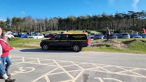 Routinemäßige-Fahrzeuginspektion-Der-Walisischen-Küstenwache-Verlässt-Den-Newborough-Forest-Parkplatz-In-Richtung-Strand