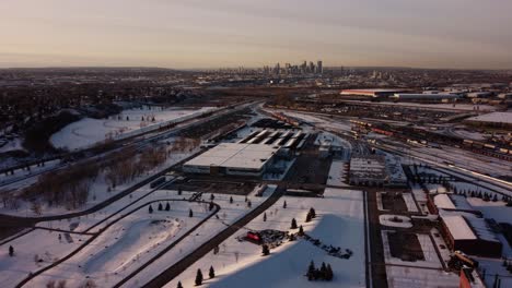 Luftaufnahme-Des-Sonnenuntergangs-über-Der-Innenstadt-Von-Calgary-Von-Der-Ogden-Gemeinde-Aus
