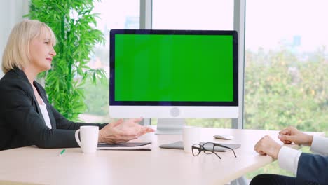 Geschäftsleute-Im-Konferenzraum-Mit-Grünem-Bildschirm