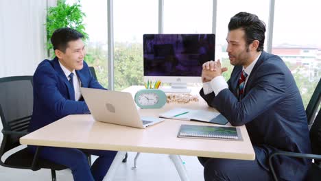 Zwei-Geschäftsleute-Sprechen-Im-Büro-über-Projektstrategie