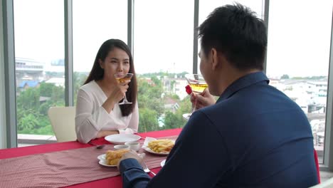 Feliz-Pareja-Romántica-Almorzando-En-El-Restaurante