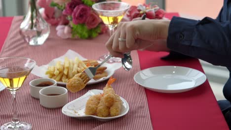 Glückliches-Romantisches-Paar-Beim-Mittagessen-Im-Restaurant