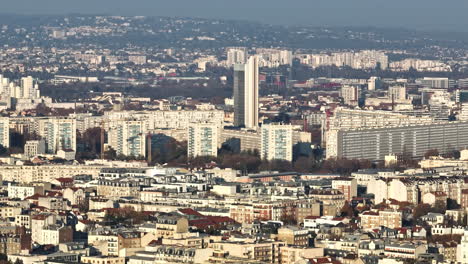 Paris-Aus-Der-Luft:-Ikonische-Gebäude-Ragen-In-Die-Höhe,-Die-Geschichte-Flüstert-Inmitten-Der-Umweltverschmutzung