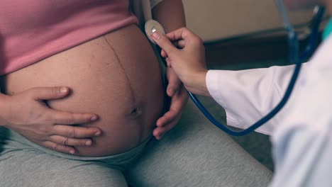 Pregnant-Woman-and-Gynecologist-Doctor-at-Hospital