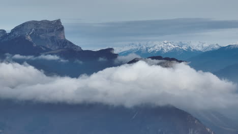 Wolken-über-Den-Bergen-Grenoble-Frankreich-Luftaufnahme