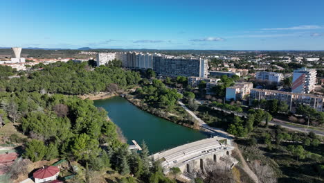 Der-Staudamm-Von-La-Mosson,-Ein-Beweis-Für-Die-Entwicklung-Von-Montpellier,-Sieht-Prächtig-Aus-Und
