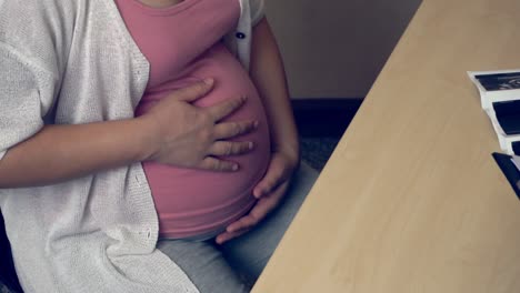Schwangere-Frau-Und-Gynäkologe-Im-Krankenhaus