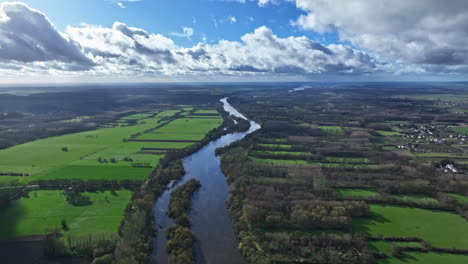 Entdecken-Sie-Den-Charme-Des-Flussufers-Von-Beaumont-en-Véron-Durch-Atemberaubende-Luftaufnahmen.