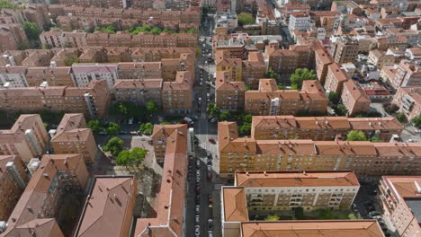 Experimente-Las-Maravillas-Arquitectónicas-De-Madrid,-Desde-Los-Barrios-Históricos-Hasta-El-Del-Tío-Pío