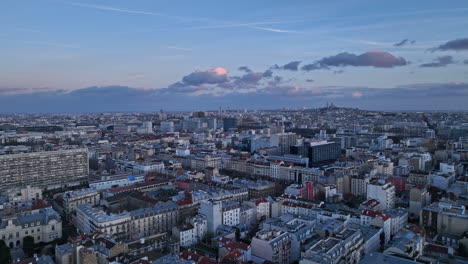 Klischee-Vom-Himmel:-Ein-Mosaik-Aus-Pariser-Straßen,-Parks-Und-Lokaler-Vitalität.
