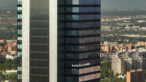 Edificio-Gigante-Distrito-Moderno-Toma-Aérea-Madrid-Día-Soleado