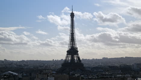 La-Torre-Eiffel-Se-Alza-En-Medio-De-Un-Extenso-Paisaje-Urbano.