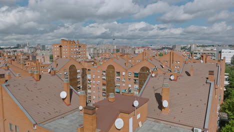 Madrid-Vom-Himmel:-Wo-Geschichten-Vom-Handel,-Großen-Plätzen-Und-Hoch-Aufragenden-Türmen-Erzählt-Werden
