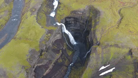 Luftdrohnenaufnahme-Des-Wasserfalls-Háifoss-122-Meter-Vertikale-Ansicht