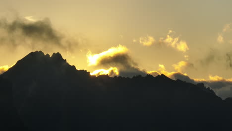 Sonne-Glüht-über-Dem-Bergrücken-Eines-Französischen-Alpensonnenaufgangs,-Gelber-Himmel