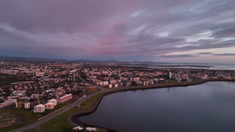 Vista-Aérea-De-Reykjavik-Desde-El-Mar-Durante-El-Día-Nublado-Al-Atardecer