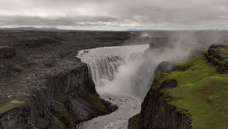 Erstaunlicher-Riesiger-Wasserfall-In-Island-Detifoss-Luftzeitlupe