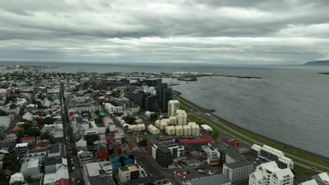 Luftaufnahme-Der-Isländischen-Hauptstadt-Reykjavik,-Bewölkter-Tag