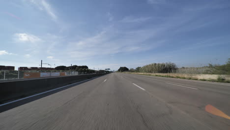 Fahren-Auf-Der-Leeren-Autobahn-Während-Der-Sperrung-In-Der-Nähe-Von-Montpellier,-Frankreich,-Sonniger-Tag