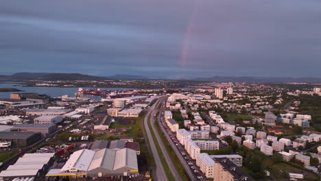 Arco-Iris-Sobre-La-Ciudad-De-Reykjavik-Vista-Aérea-Islandia