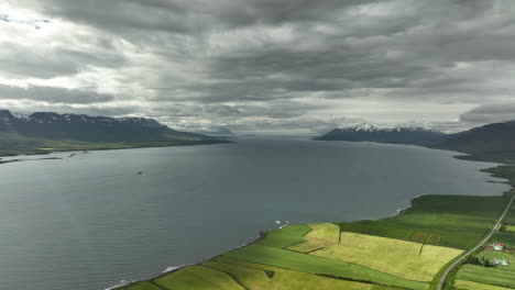 Fiordo-Norte-En-Islandia-Tierras-De-Cultivo-De-Montaña-Nevadas-Toma-Aérea