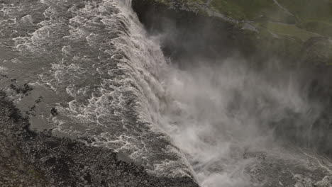 Zeitlupe-über-Dem-Mächtigsten-Wasserfall-Islands,-Luftaufnahme,-Bewölkter-Tag