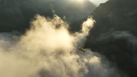 Mystische-Morgenluftaufnahme-über-Wolken-Mit-Einem-Berg-Im-Hintergrund,-Französischen-Alpen