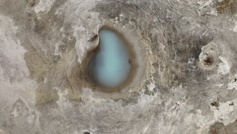 Hveravellir-Blauer-Geothermischer-Pool,-Luftaufnahme-Von-Oben,-Island