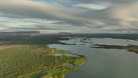 Toma-Aérea-Del-Lago-Myvatn-Durante-La-Puesta-De-Sol-Islandia
