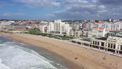 Biarritz-Hauptstrand-Grande-Plage-Luftaufnahme-Sonniger-Tag-Badeort