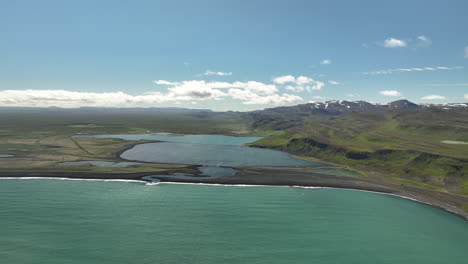 Vista-Aérea-De-La-Costa-Norte-Del-Paisaje-Costero-De-Islandia