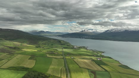 Fiordos-Del-Norte-De-Islandia-Con-Montañas-Nevadas-Y-Campos-Agrícolas-De-Hierba