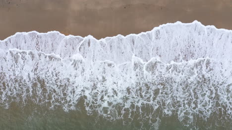 Wellen-Krachen-An-Einem-Sandstrand-Von-Biarritz,-Anglet,-Luftaufnahme-Von-Oben
